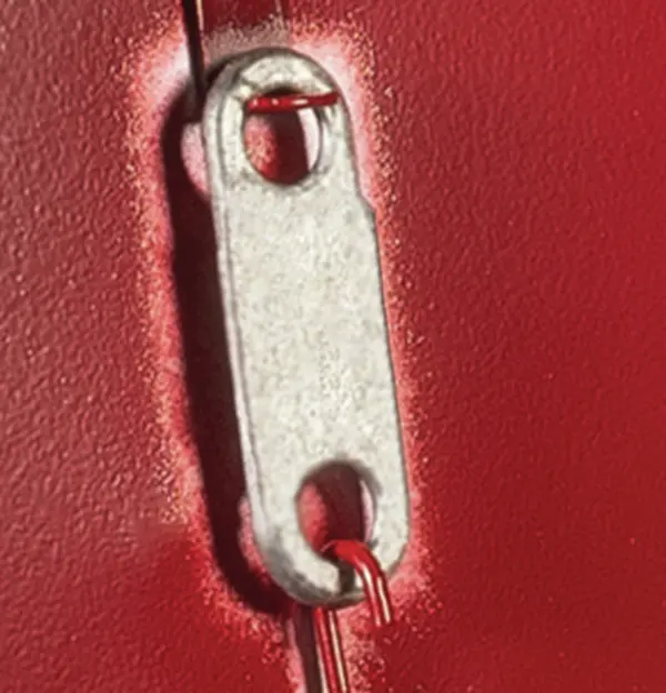 Spare fuse sutout for self closing lid